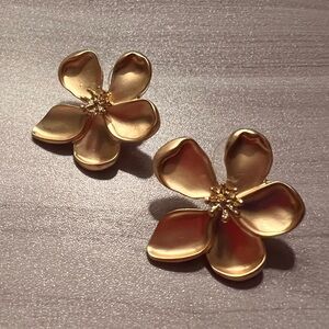Matte Gold Tone Floral Earrings 🌸